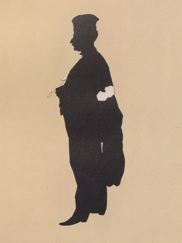 Salon lumineux dans un immeuble haussmannien